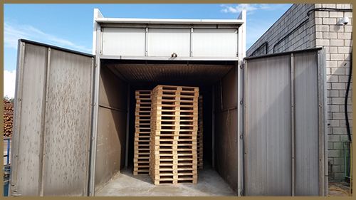 Minusval planchas de madera dentro de un contenedor